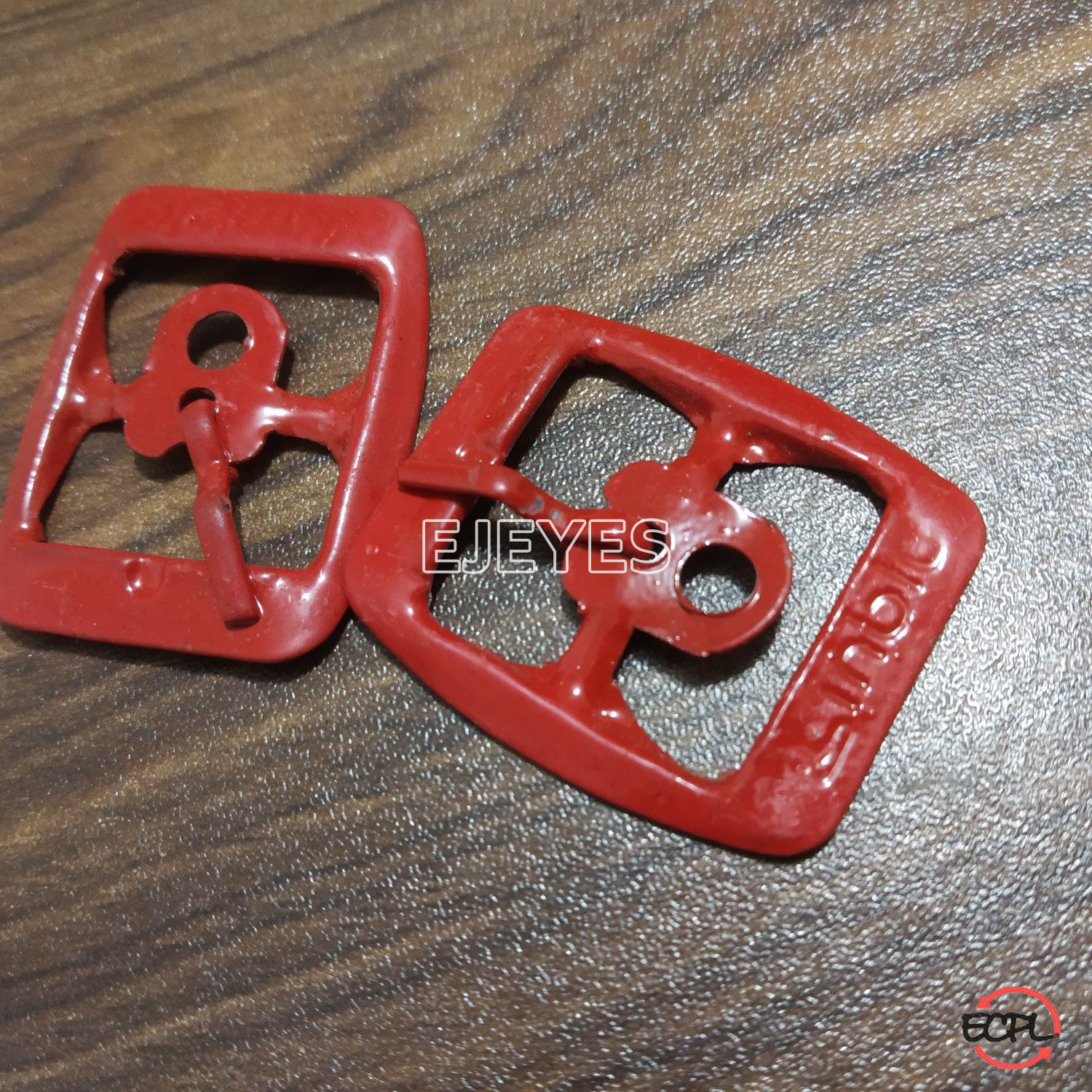 Red 18mm steel buckle: A stylish and durable hardware accessory, adding a pop of color to your projects.
