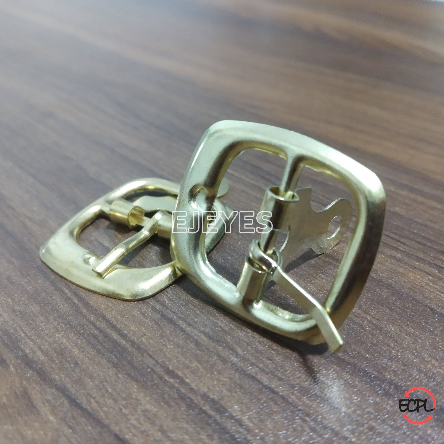 20mm steel buckle in radiant gold: a combination of elegance and strength for dependable and stylish fastening.