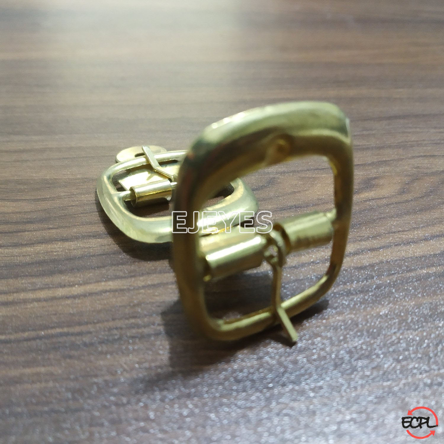 Golden 23mm steel buckle: A stylish and robust hardware accessory, perfect for dependable and fastening.